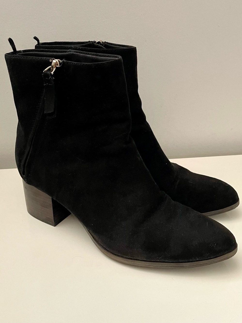 Old Navy Black Faux Suede Ankle Booties Zipper Classic Timeless Size 10